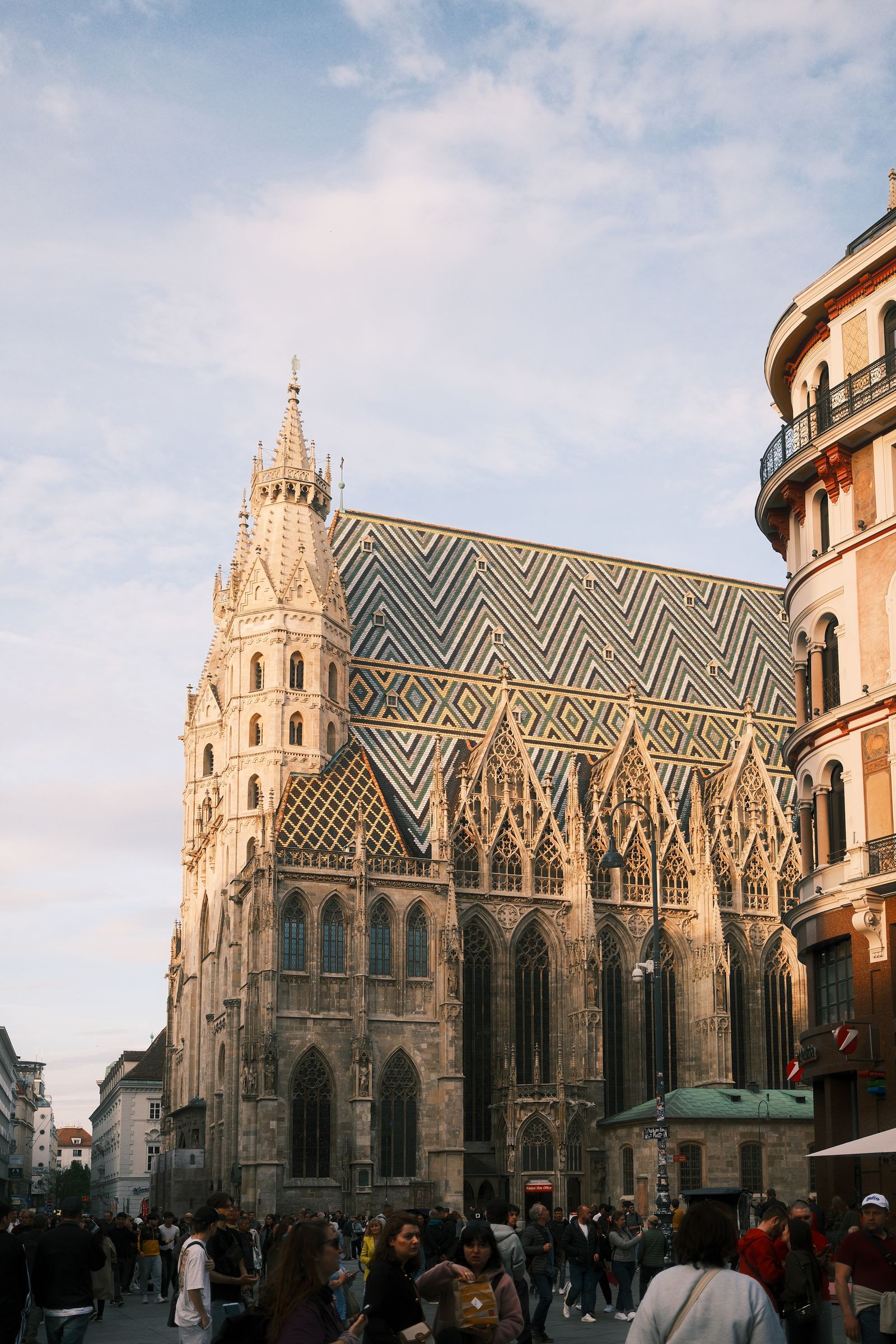 Stephansdom über einer Wiener Gasse